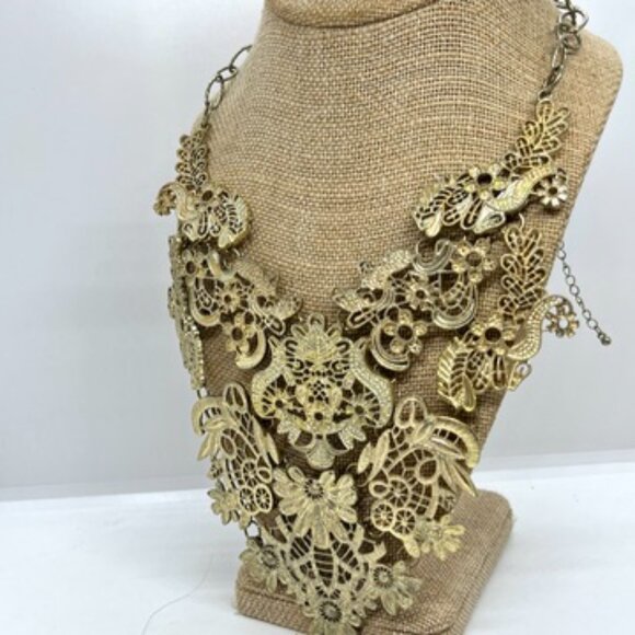 VINTAGE LACE CUT OUT BIB NECKLACE ANTIQUED LIGHT GOLD TONE CHAIN ORNATE FILIGREE - Picture 4 of 15